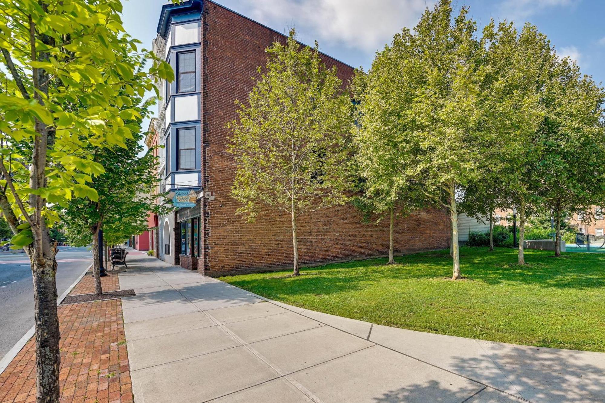 Contemporary Cohoes Retreat With Electric Fireplace! Apartment Exterior photo